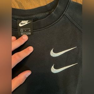 Black NIKE crew neck. Design on the back and double swoosh on front.
